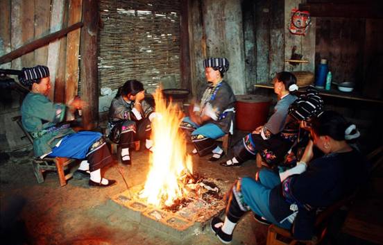 凌晨，女儿即将离别爹娘，“霜打叶落离娘去，一去成了他乡人”——女儿呜咽而歌。（吴娟摄）