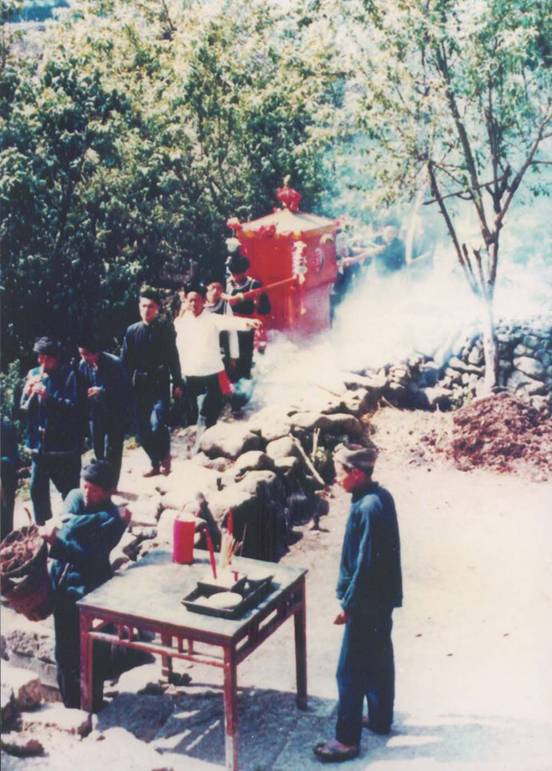 “插花日”这天，当迎亲队伍来到女方家门前时，女方礼郎摆开阵式行拦门礼。（简隆军提供）