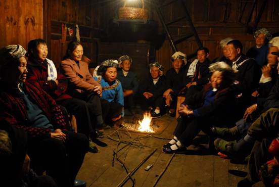 晚宴过后，主客围火而坐，起唱“火堂歌”。（吴娟摄）