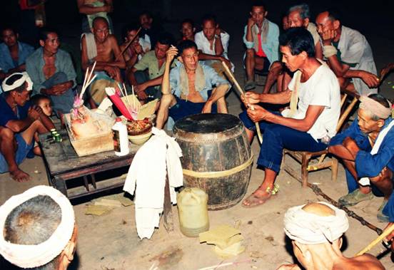 唱孝歌（向民航摄）