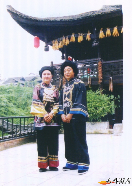 身着土家族民族服装男女